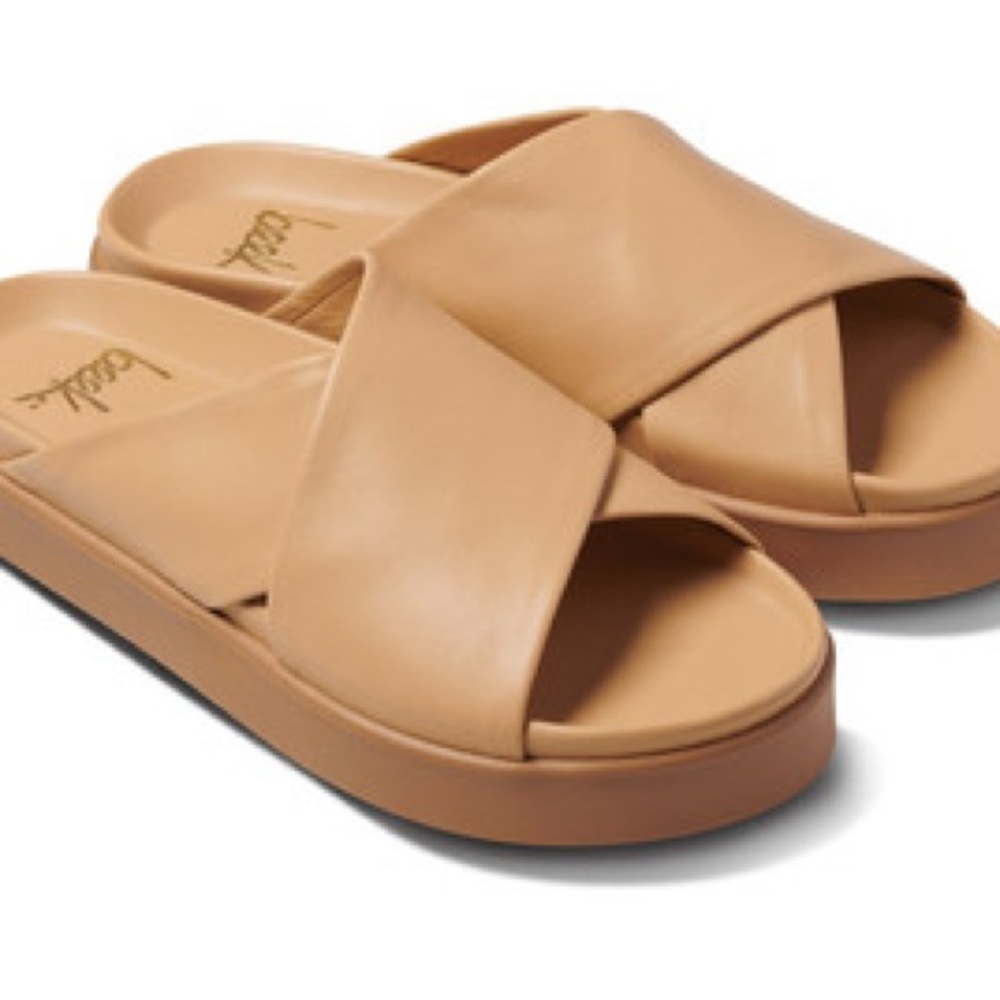 Beek Hen sandals in Beach